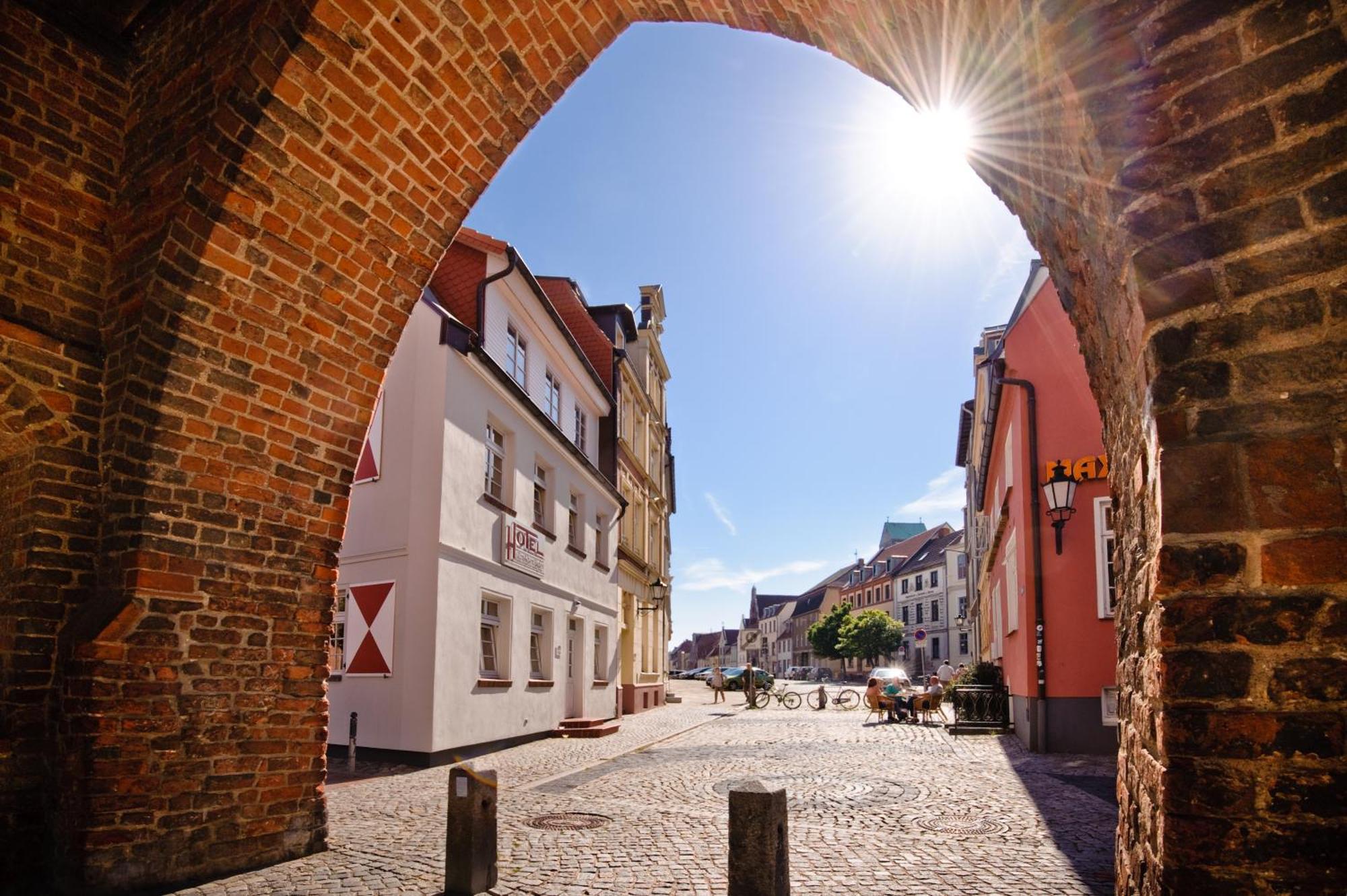 Hotel Am Alten Hafen Wismar Exterior photo