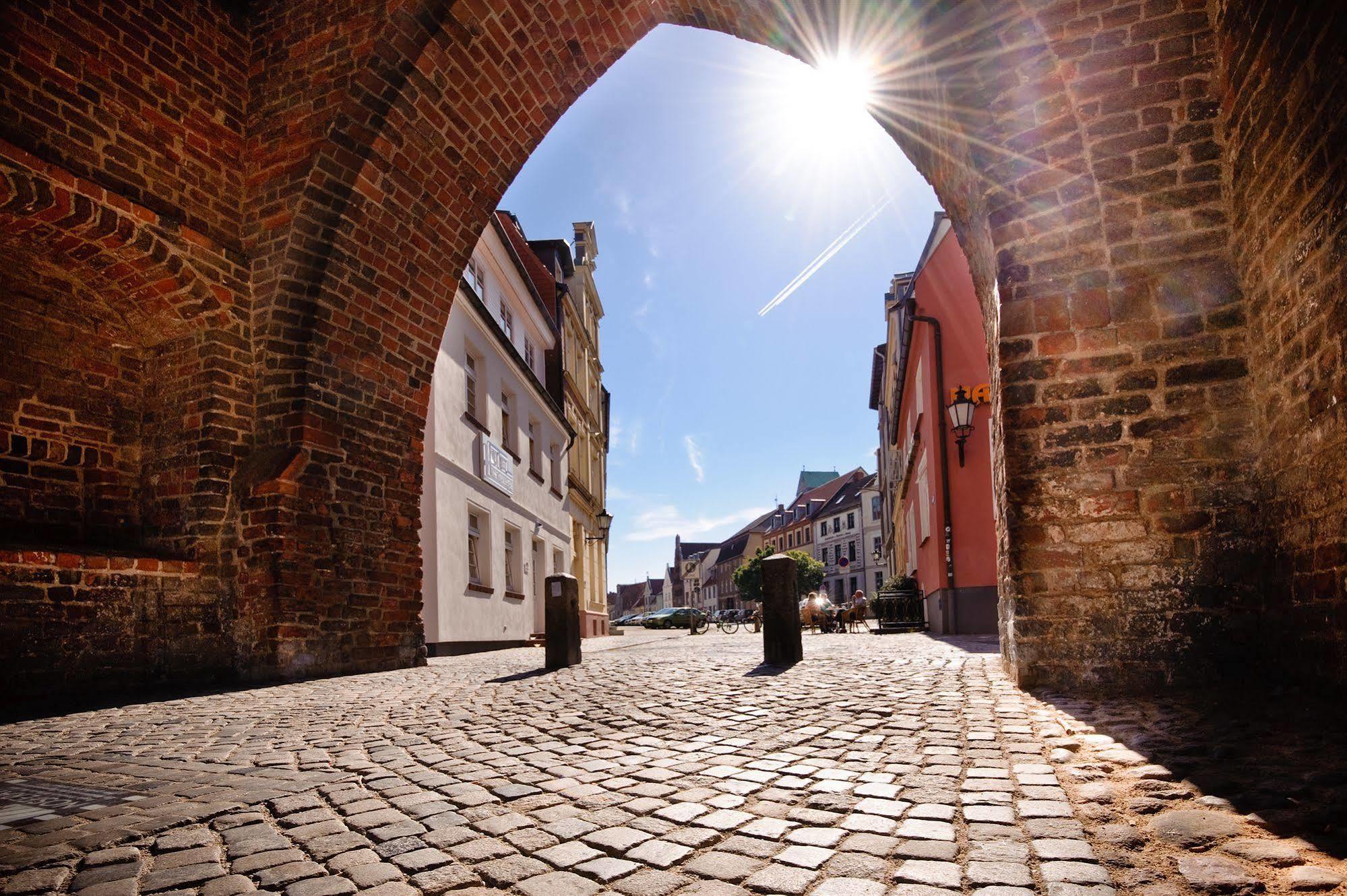 Hotel Am Alten Hafen Wismar Exterior photo